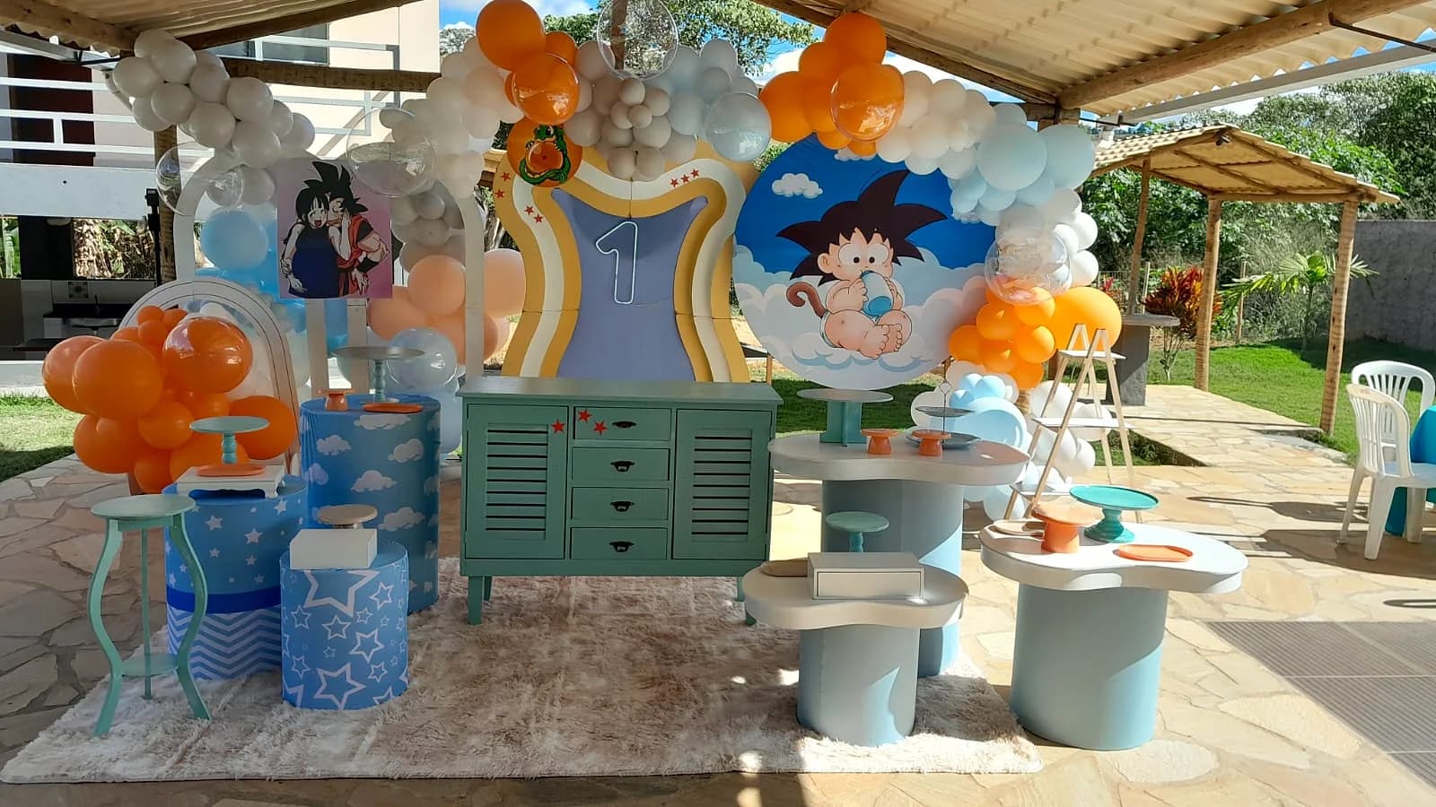 Decoração infantil azul e laranja com balões e painel temático