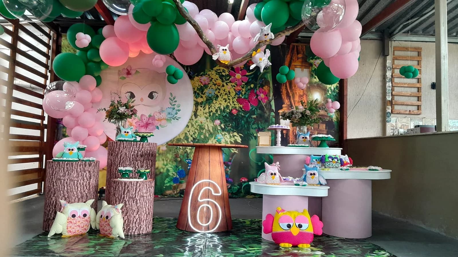 Decoração bosque com corujas, balões rosa e verde
