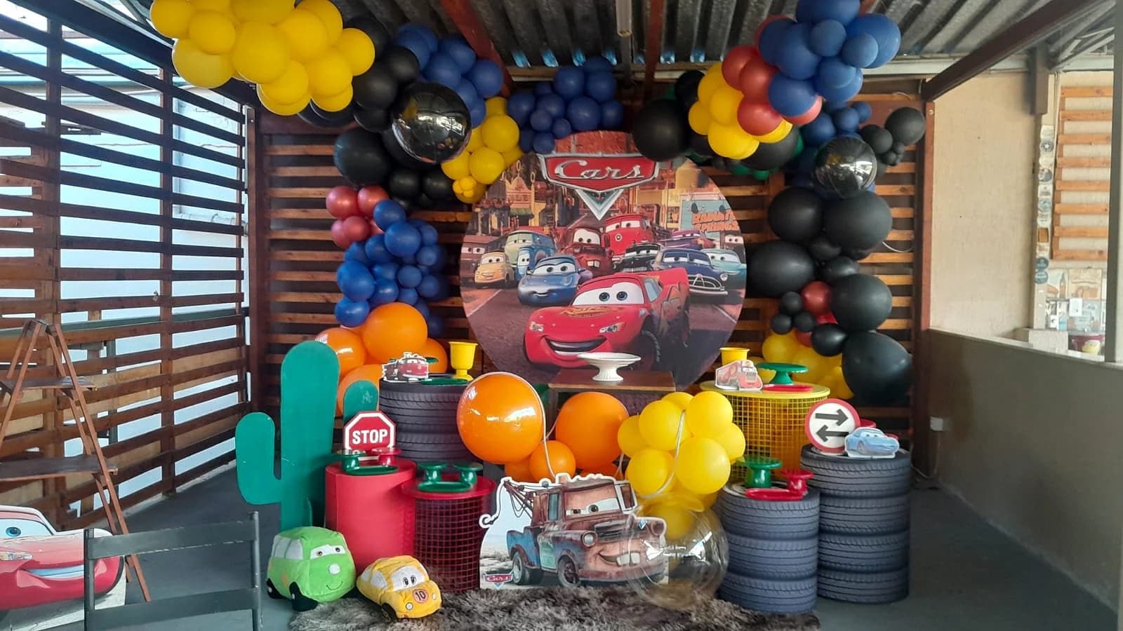 Decoração Carros com balões coloridos