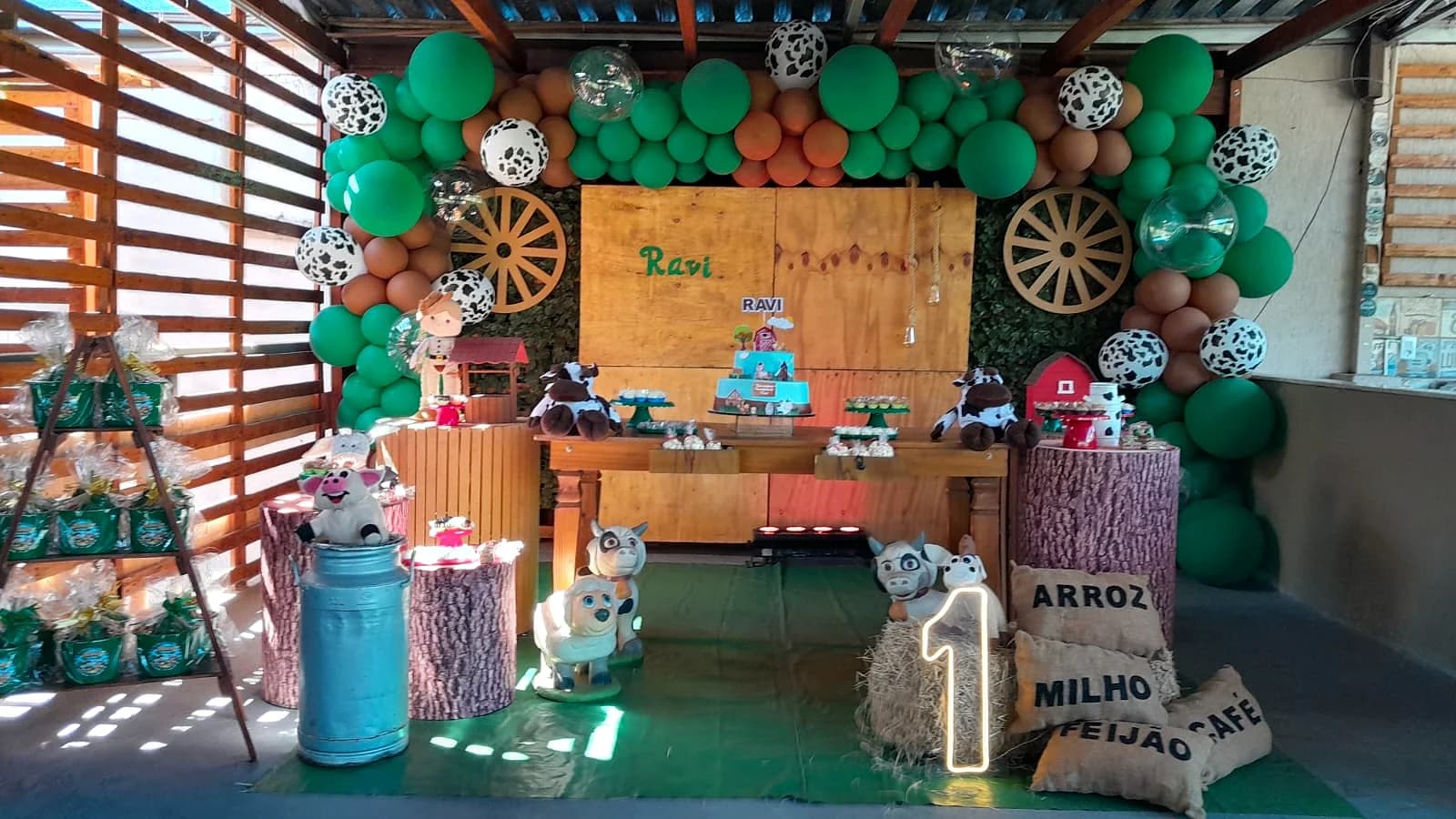 Decoração fazendinha com balões verdes e elementos rústicos