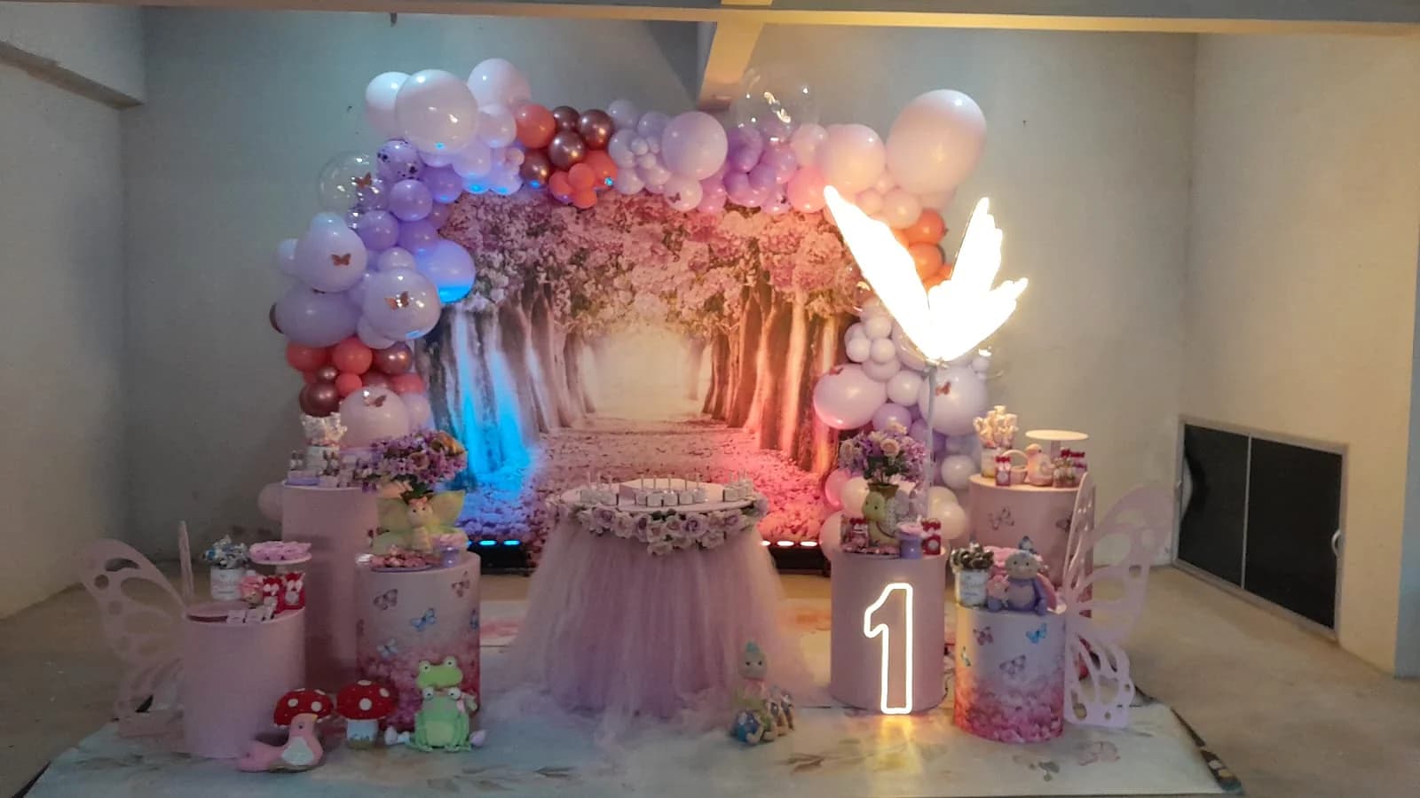 Decoração jardim encantado com balões lilás e luzes