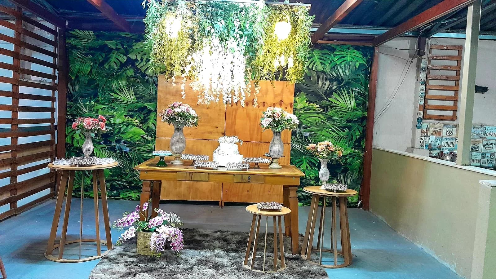 Decoração elegante de recepção com flores e luzes suaves