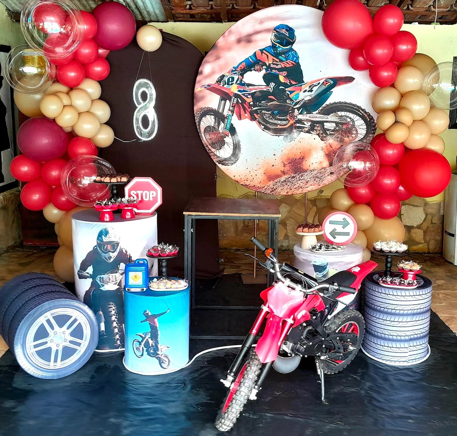 Decoração motocross com balões vermelhos e dourados