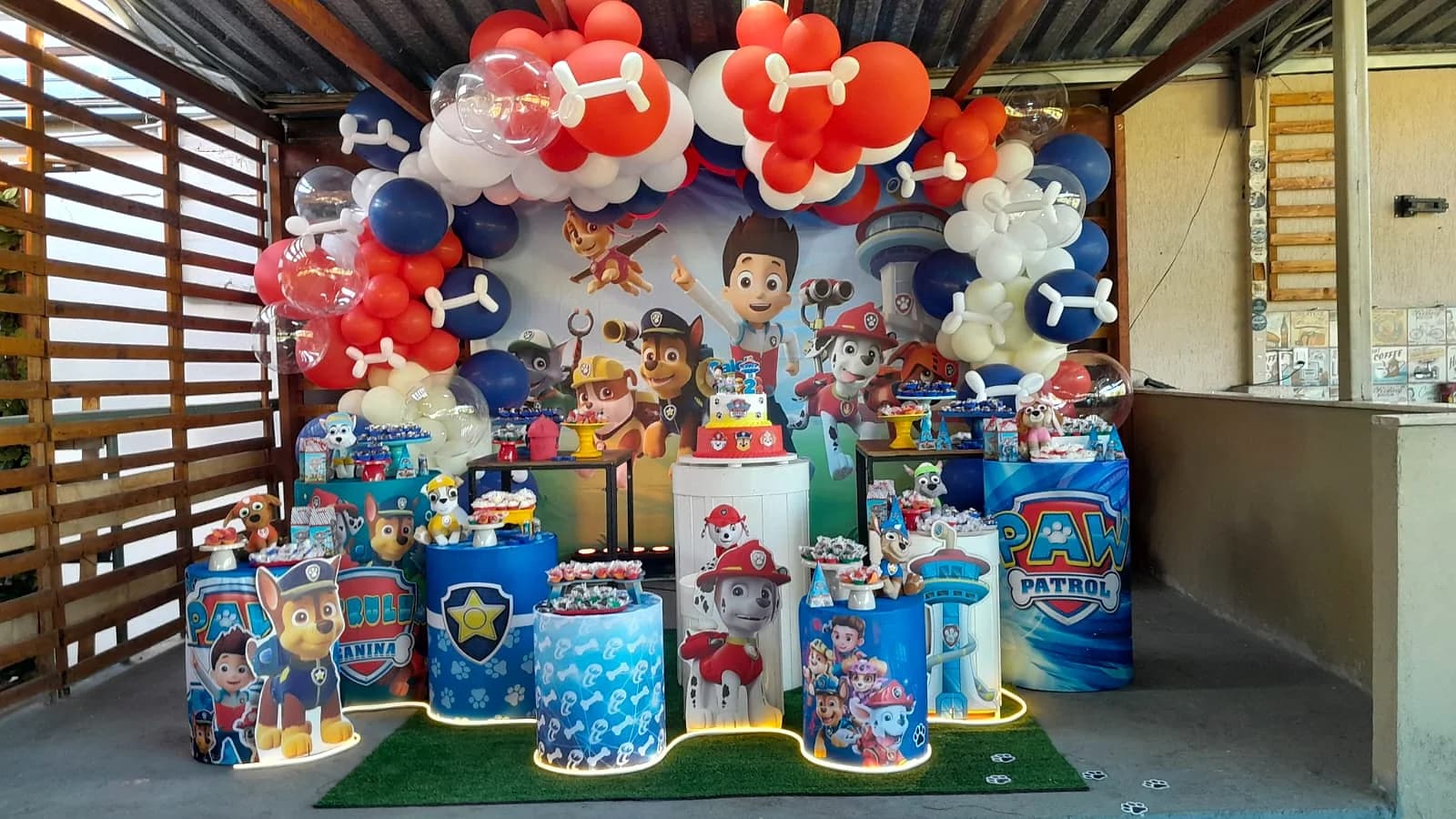 Decoração Patrulha Canina com balões azuis e vermelhos