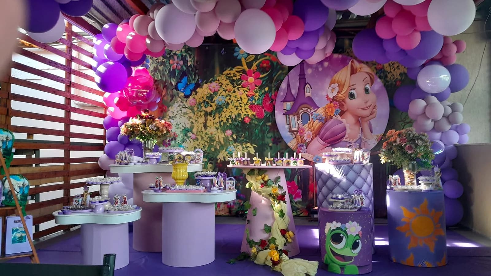 Decoração de princesa em tons de lilás e rosa