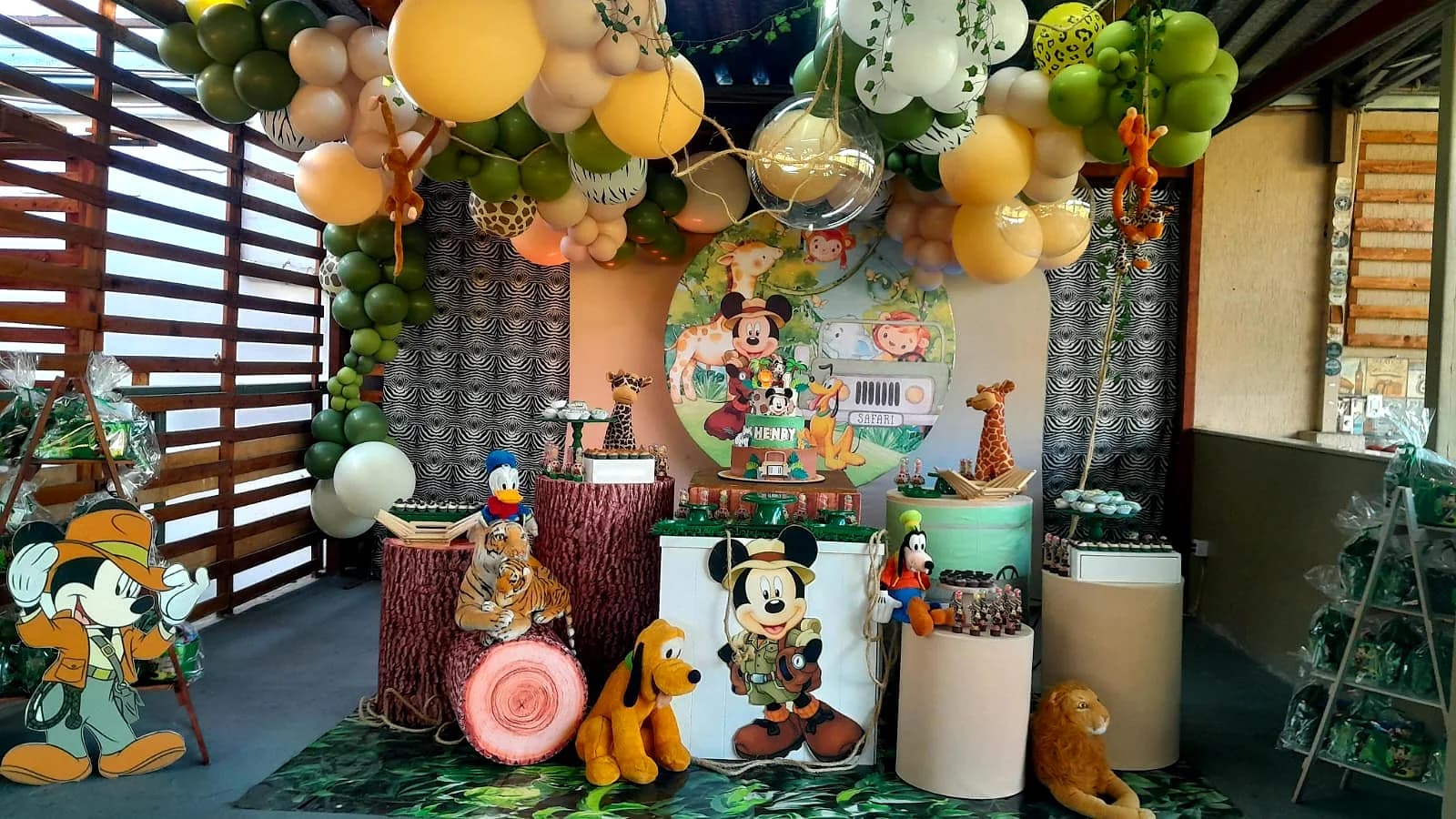 Decoração safari com Mickey, balões e personagens