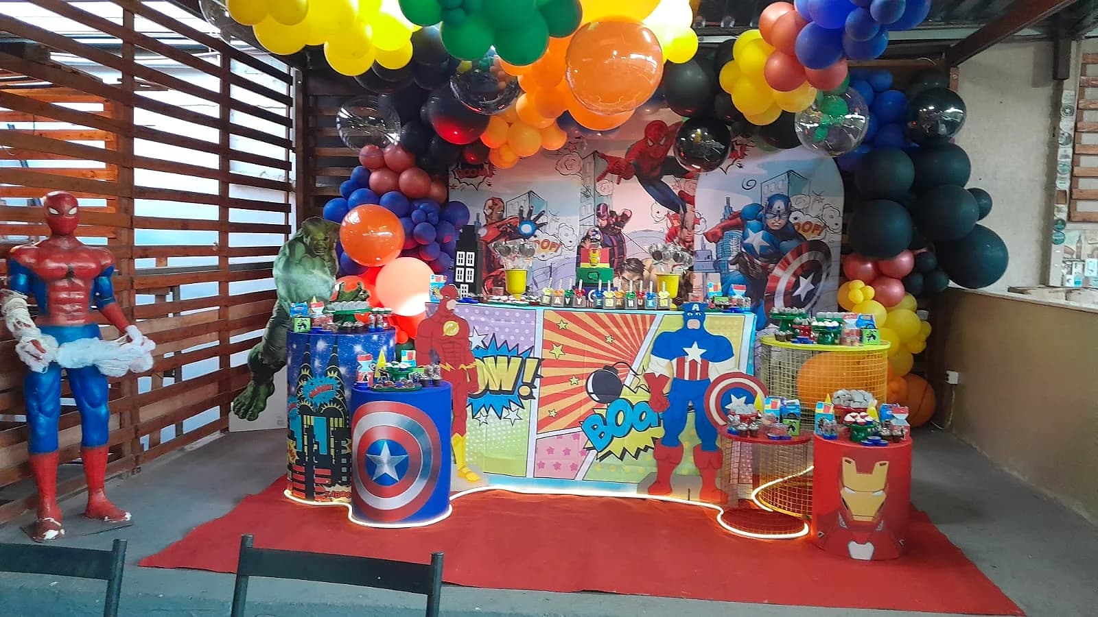 Decoração de super-heróis com balões coloridos